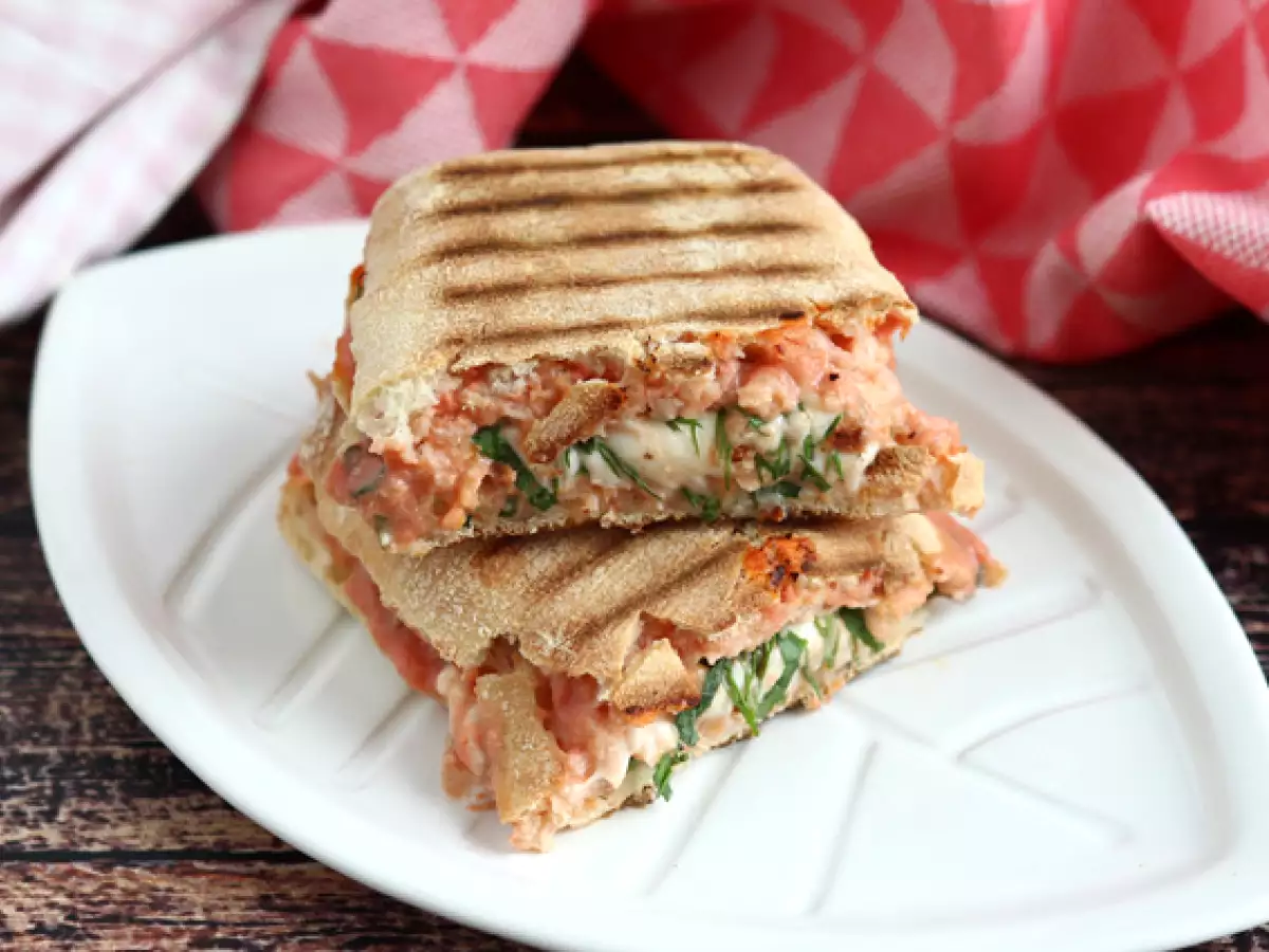 Ricetta Panino piastrato al salmone