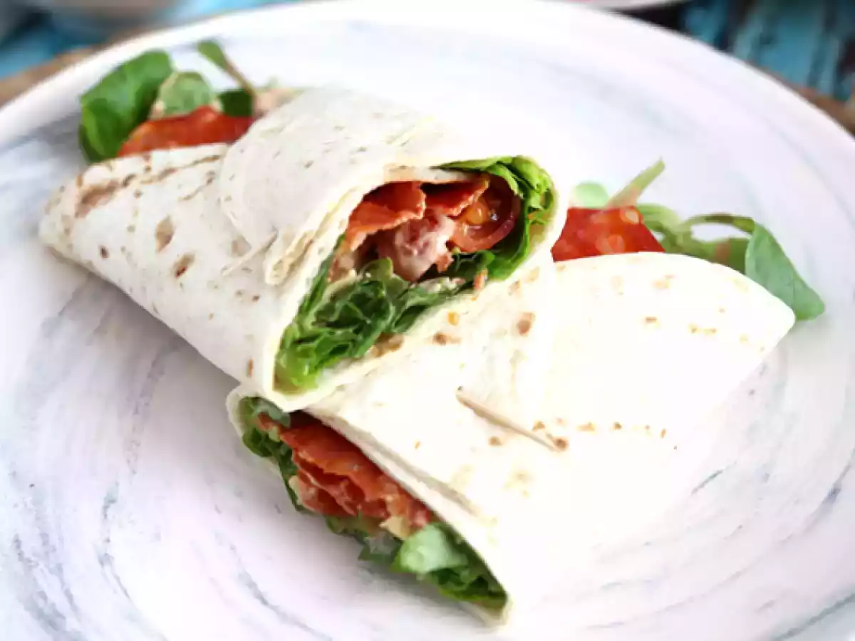 Ricetta Piadina arrotolata con salame, avocado, valeriana e pomodorini
