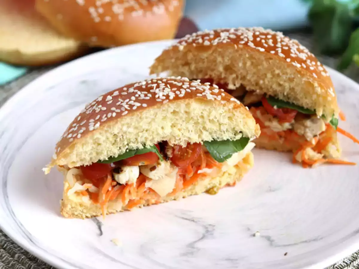 Ricetta Panino gourmet con pollo marinato, coleslaw e pomodori