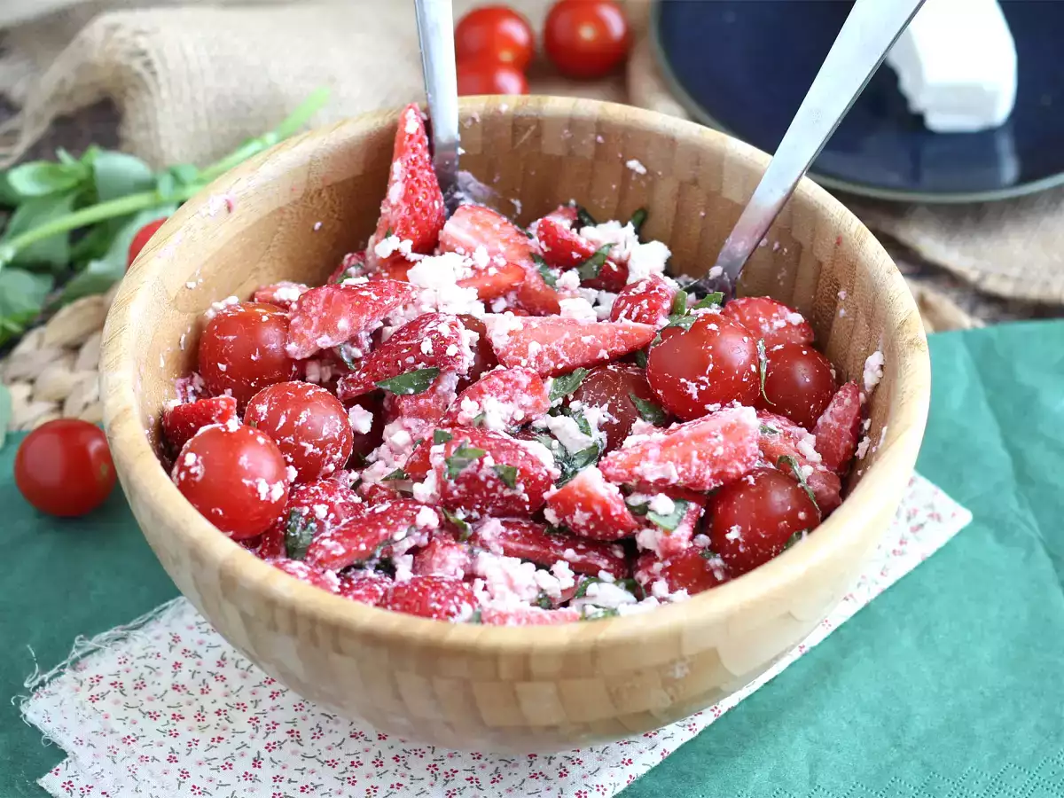 Ricetta Insalata di fragole, pomodori, feta e basilico