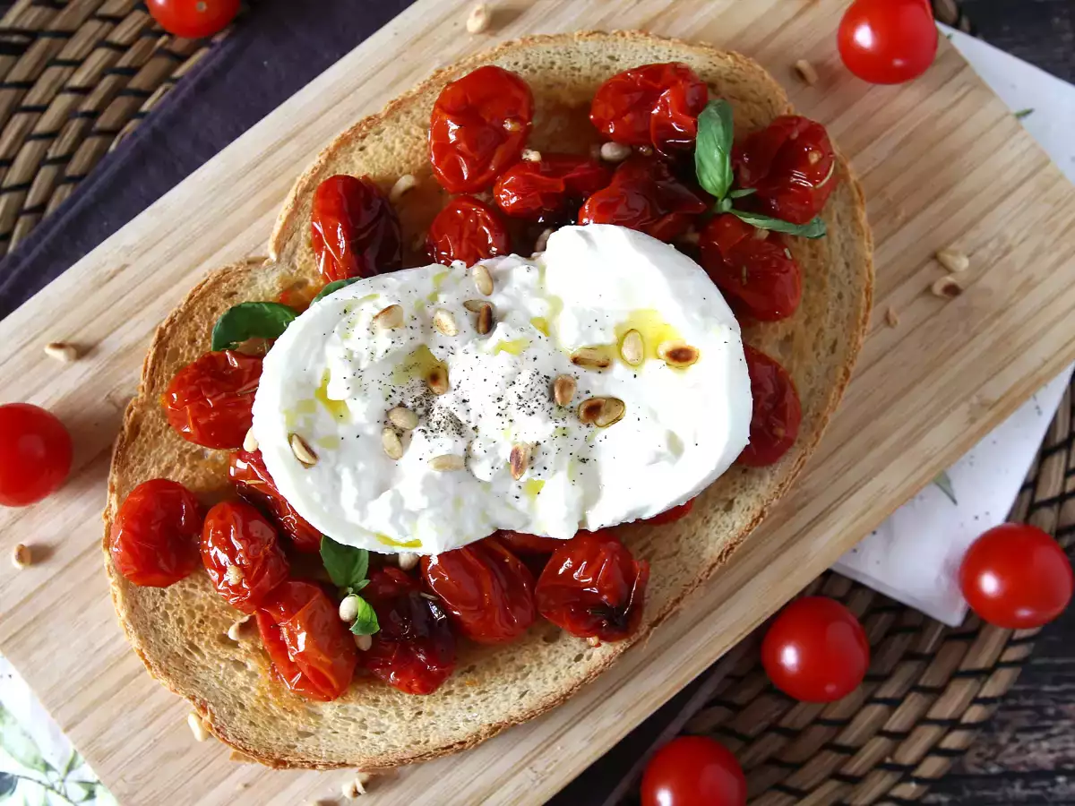Ricetta Bruschettone con pomodorini al forno, burrata e pinoli
