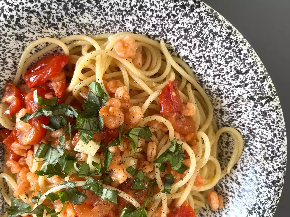 Ricetta Spaghetti con gamberetti e pomodorini, la ricetta veloce di un primo piatto gustoso