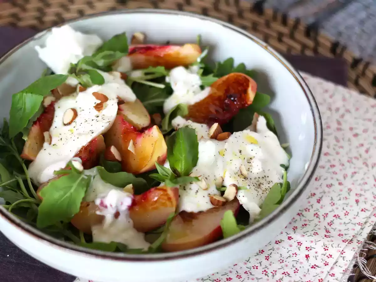 Ricetta Insalata agrodolce con pesche, rucola e burrata