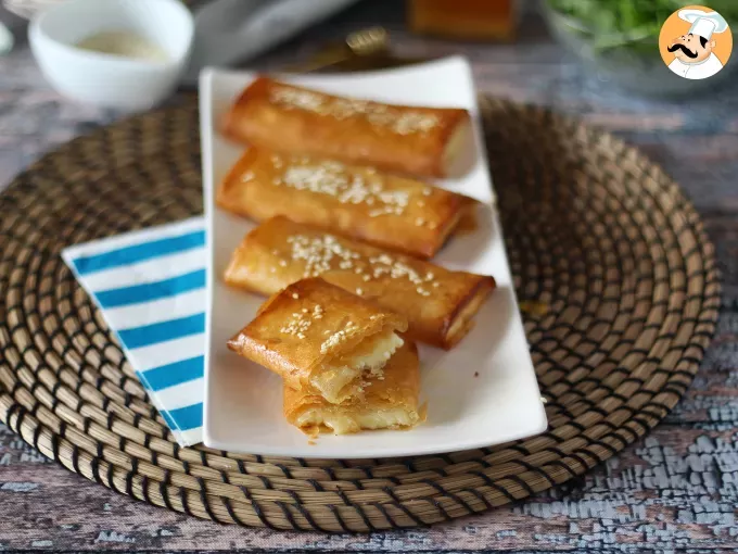 Feta saganaki al forno: la ricetta greca con pasta fillo, feta e miele