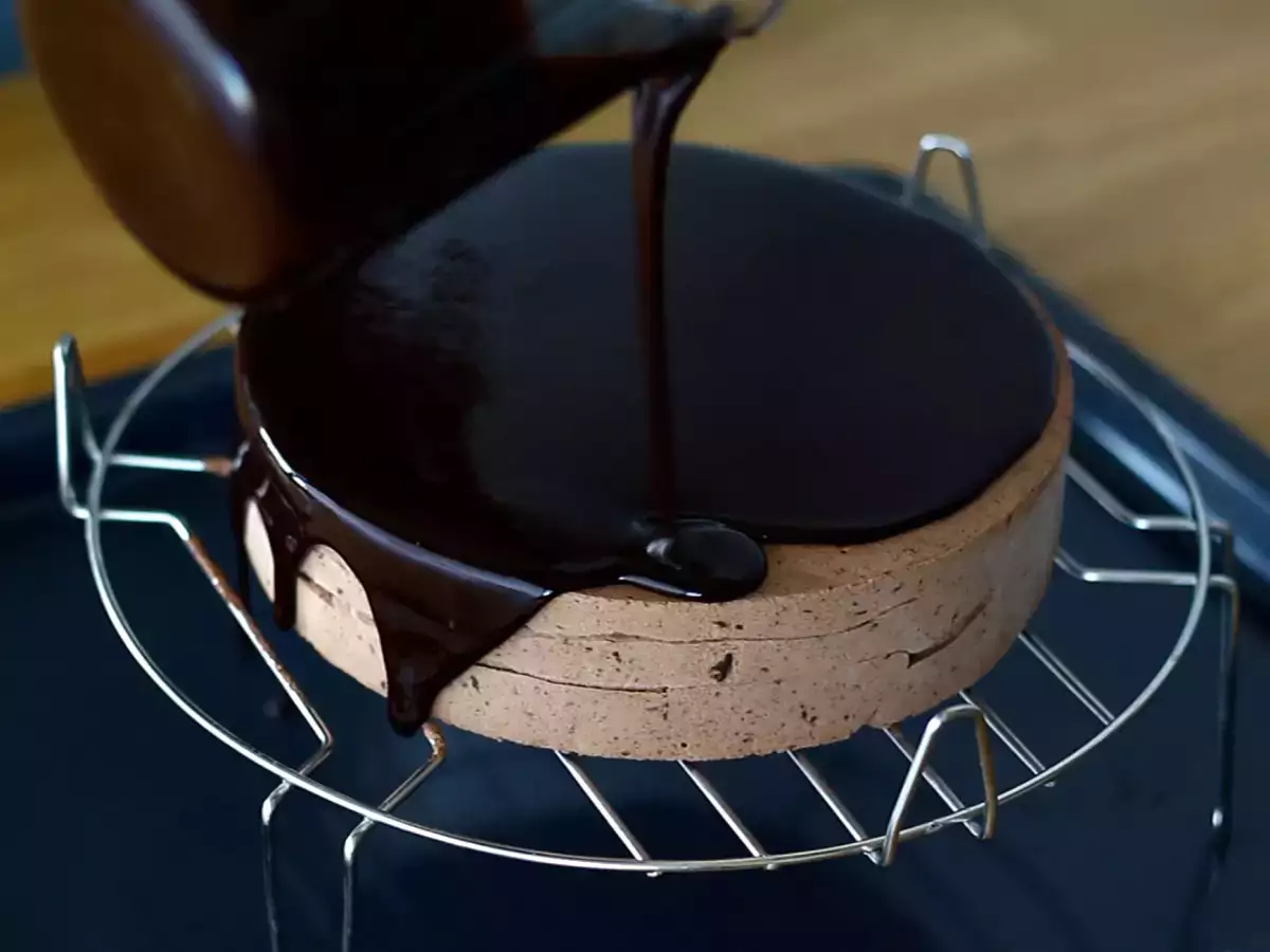 Ricetta Glassa a specchio al cioccolato: la ricetta spiegata passo a passo!