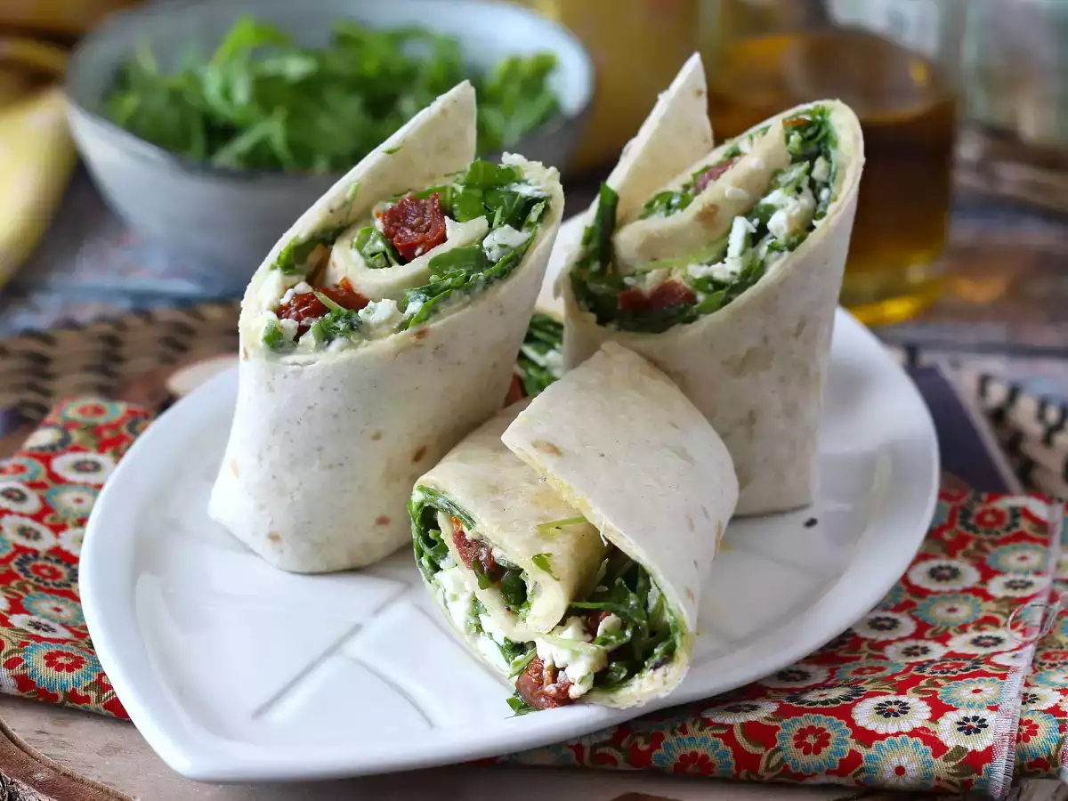 Ricetta Wrap vegetariano con hummus, rucola, peperoni e feta