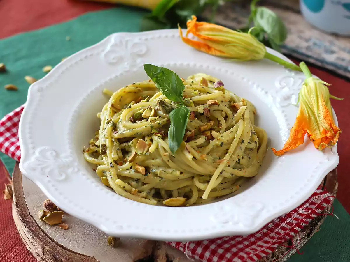 Ricetta Pasta con fiori di zucca, ricotta e pistacchi