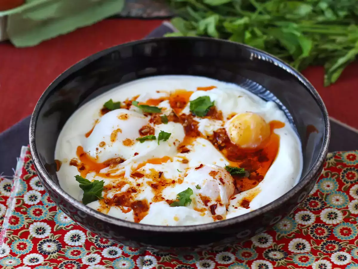 Ricetta Çılbır, le deliziose uova alla turca con yogurt e spezie