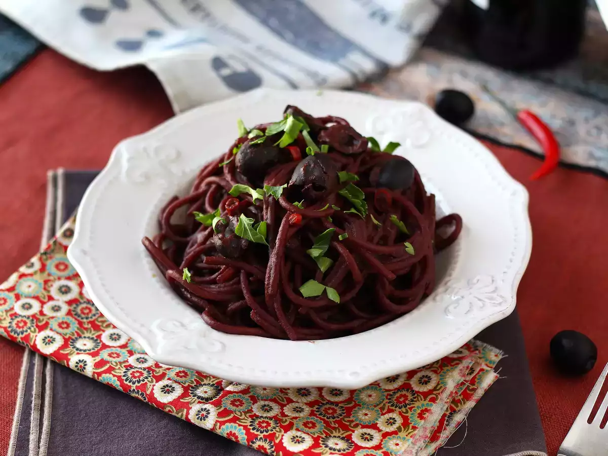 Ricetta Spaghetti al fuoco di bacco: la pasta al vino rosso per portare in tavola qualcosa di speciale