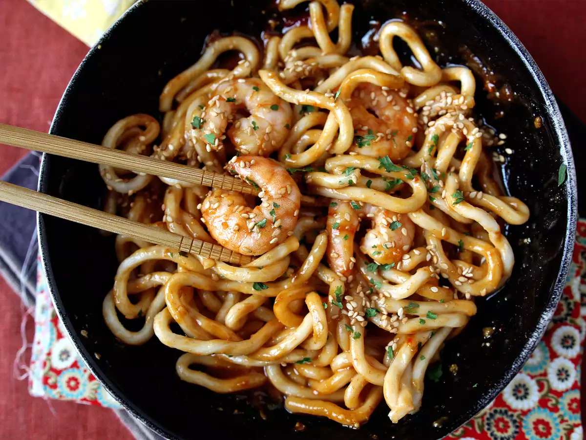 Ricetta Udon con gamberi e salsa di arachidi piccante: il piatto asiatico pronto meno di 10 minuti!