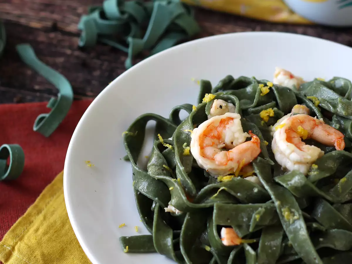 Ricetta Pasta alla spirulina con gamberi e limone: un primo piatto ricco di nutrienti e dal gusto unico