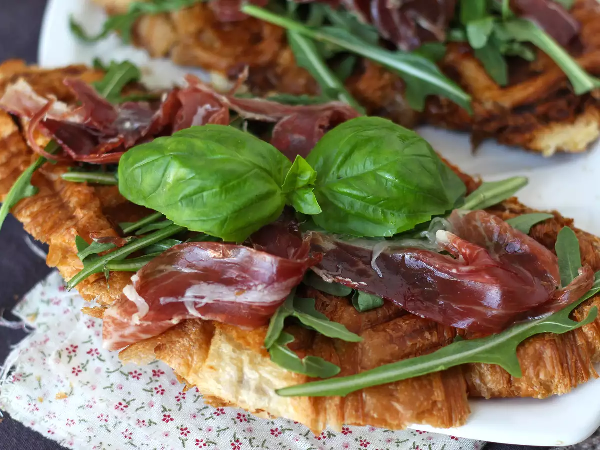 Ricetta Croffle gourmet: un'esplosione di sapori con confettura di fichi, caprino e prosciutto crudo!