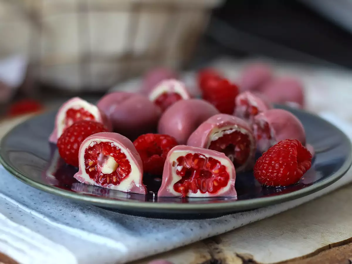 Ricetta Lamponi ricoperti di cioccolato bianco e ruby: esplosione di gusto in un solo boccone!