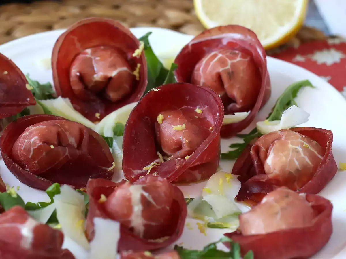 Ricetta Tortelloni di bresaola farciti con rucola e ricotta: sfiziosi e pronti in 10 minuti!