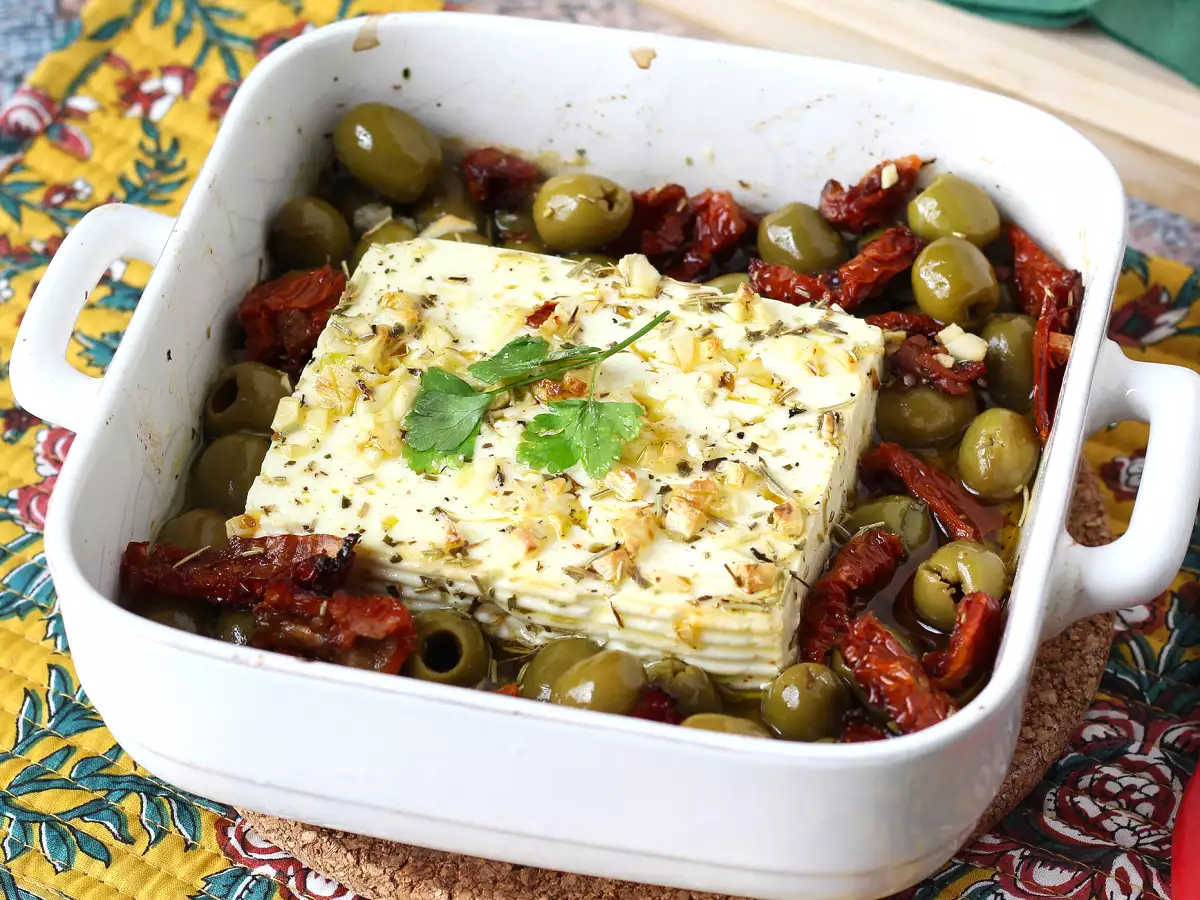 Ricetta Feta al forno con pomodori secchi e olive: la ricetta mediterranea perfetta