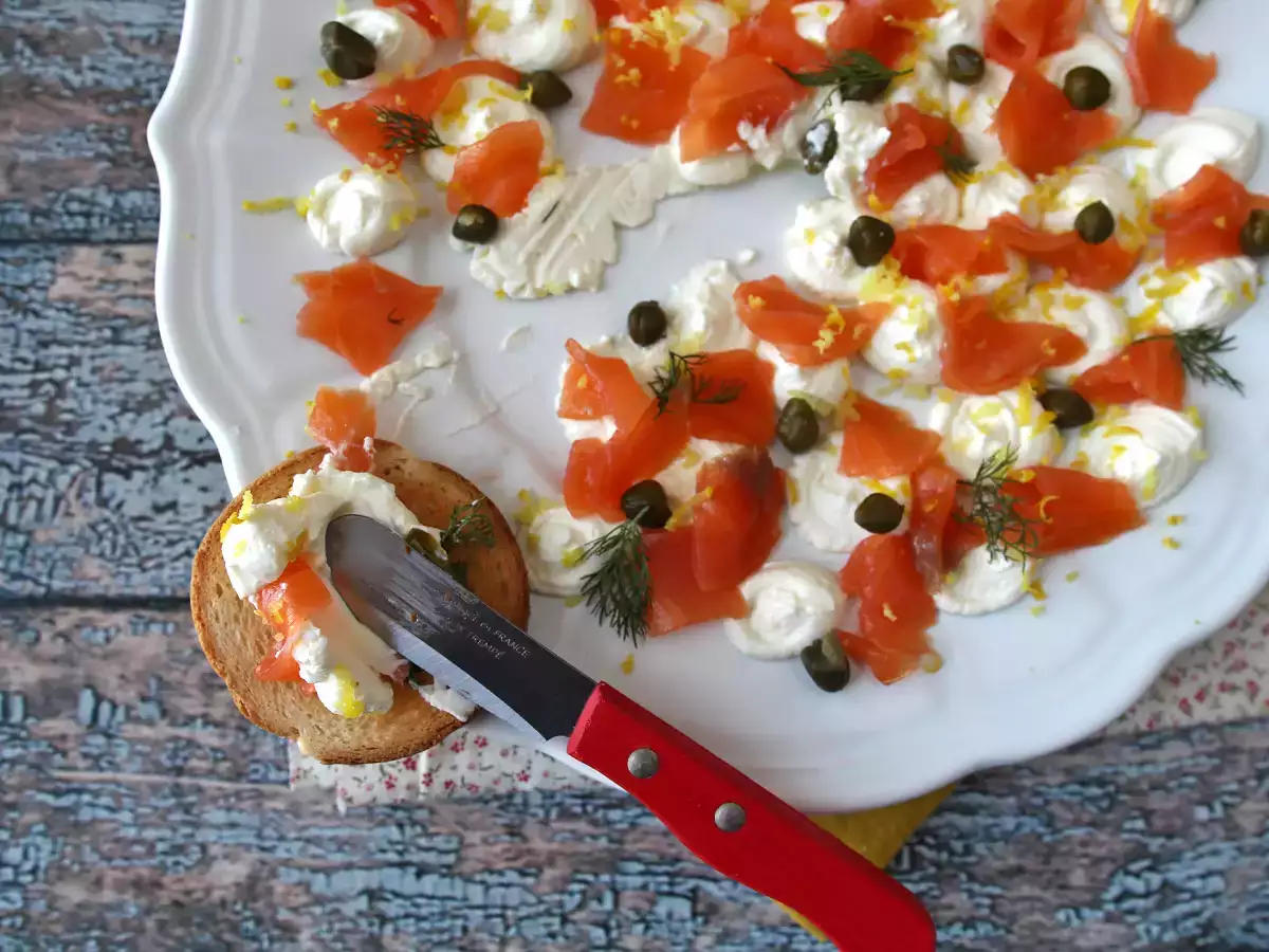 Ricetta Crema al formaggio con salmone affumicato, capperi e limone (aperitivo veloce)