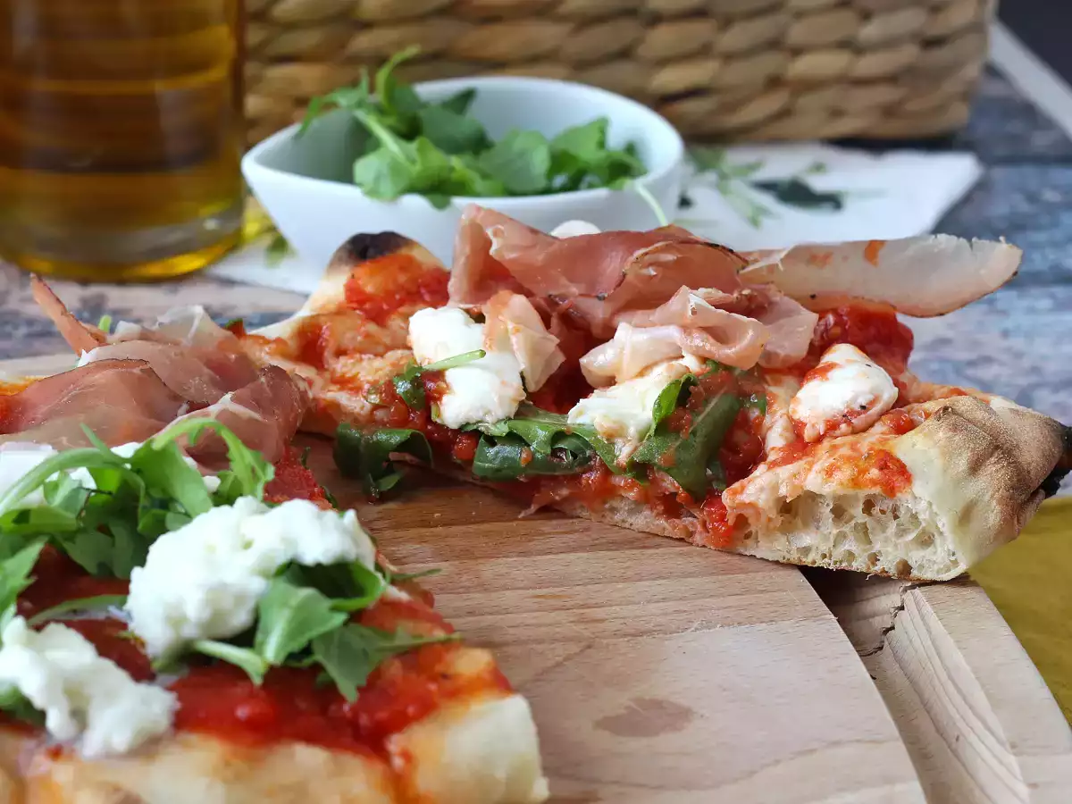 Ricetta Pinsa romana con speck, rucola e mozzarella: la ricetta veloce e saporita da provare subito!