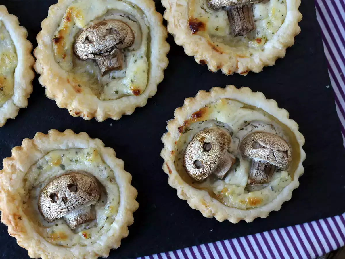 Ricetta Tartellette di halloween con funghi e formaggio fresco aromatizzato