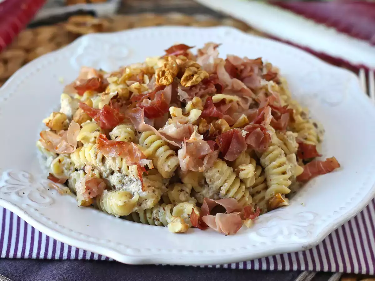 Ricetta Pasta cremosa con radicchio, speck croccante e noci: ricetta veloce e irresistibile