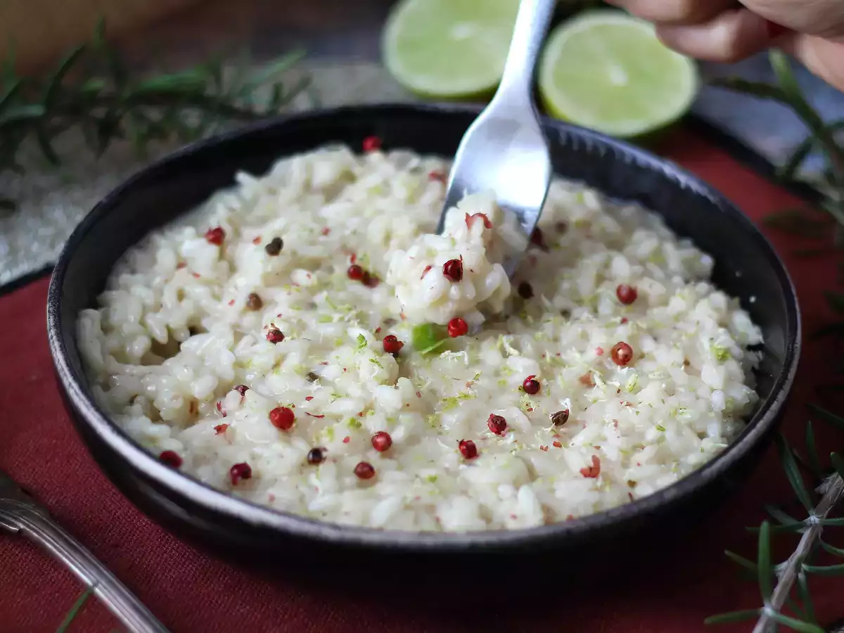 Ricetta Risotto lime e pepe rosa: ricetta elegante e vegetariana per cene speciali