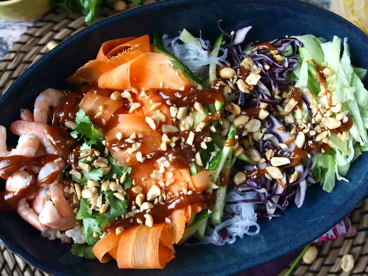 Ricetta Insalata colorata con vermicelli di riso, gamberi e salsa di arachidi piccante