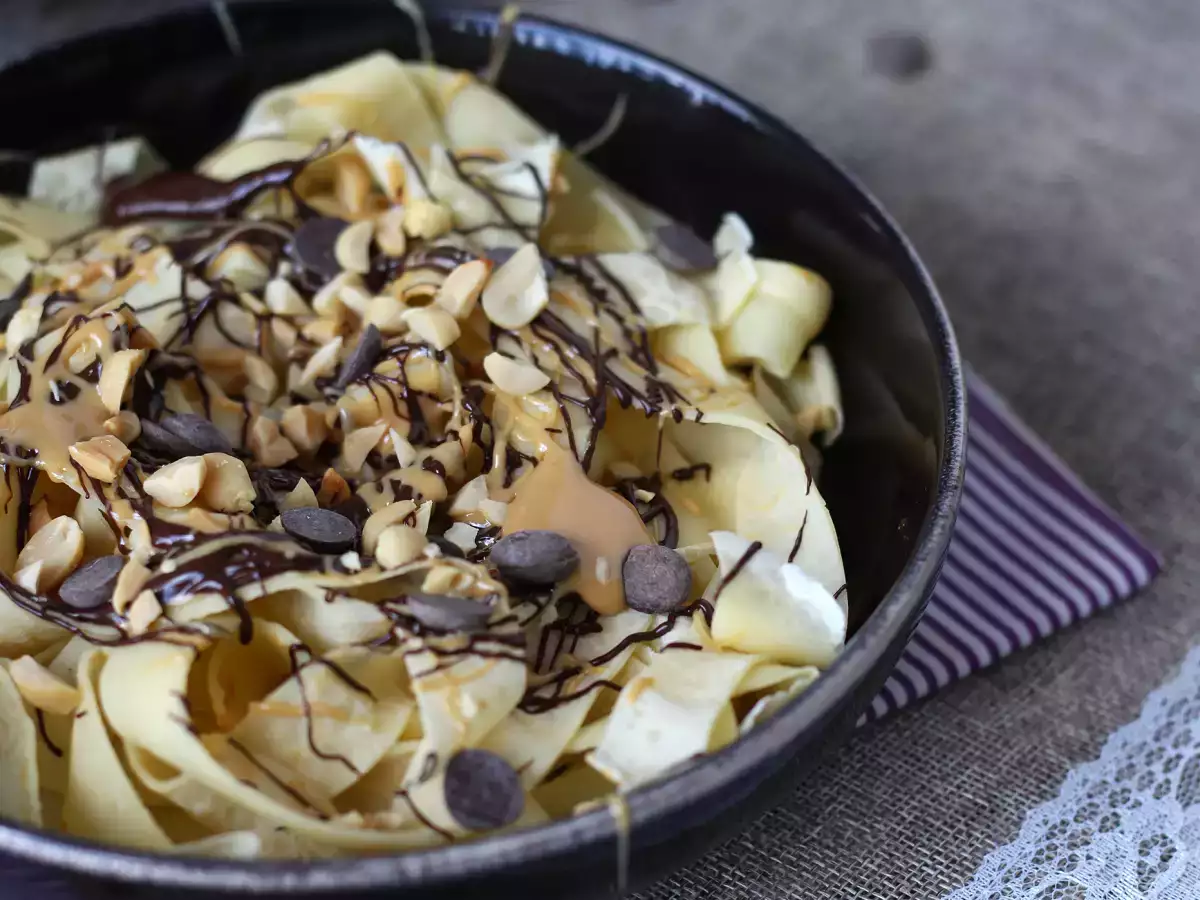 Ricetta Tagliatelle di crêpes con cioccolato e arachidi: il dessert goloso che conquista tutti!