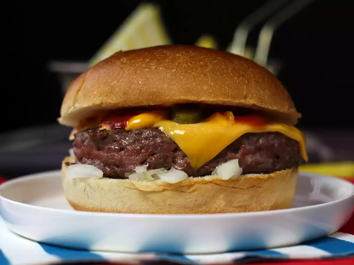 Ricetta Ricetta cheeseburger: come preparare l’hamburger con formaggio più famoso al mondo
