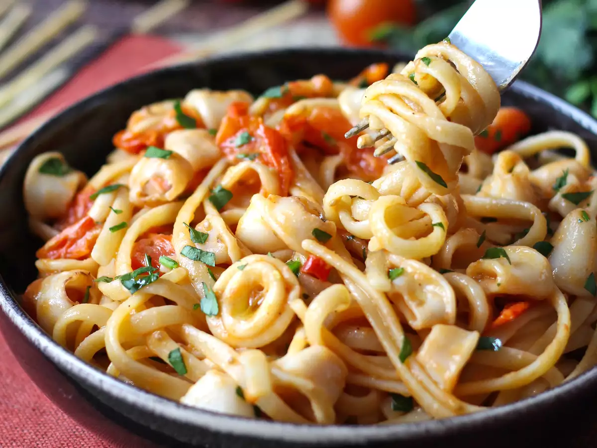 Ricetta Pasta con calamari surgelati e pomodorini: ricetta semplice e saporita