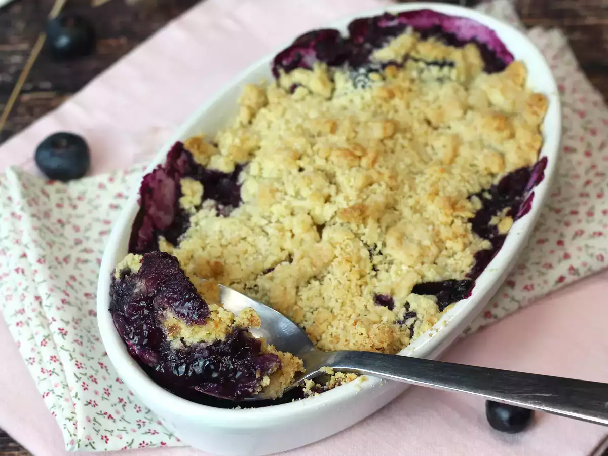 Ricetta Crumble di mirtilli e mandorle: ricetta facile del dolce croccante e succoso con frutti rossi