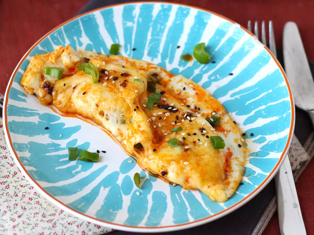 Ricetta Uova fritte con miele e mozzarella: ricetta veloce, agrodolce e leggermente piccante