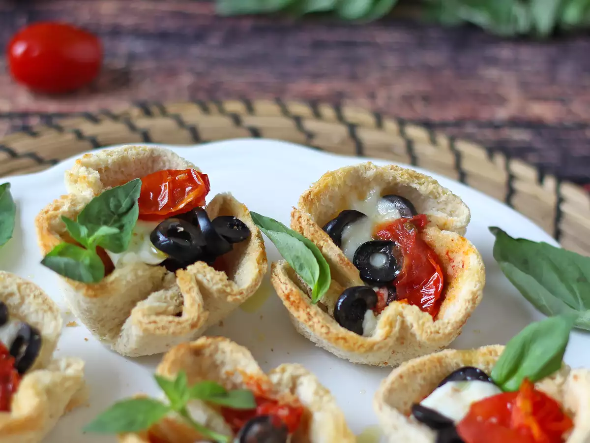 Ricetta Cestini di pancarré con mozzarella, pomodorini e olive nere