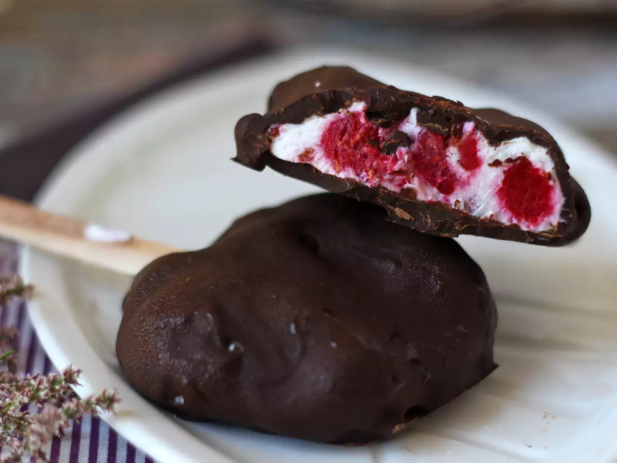 Ricetta Gelati allo skyr con lamponi e cioccolato: ricetta sana e facile senza zucchero raffinato