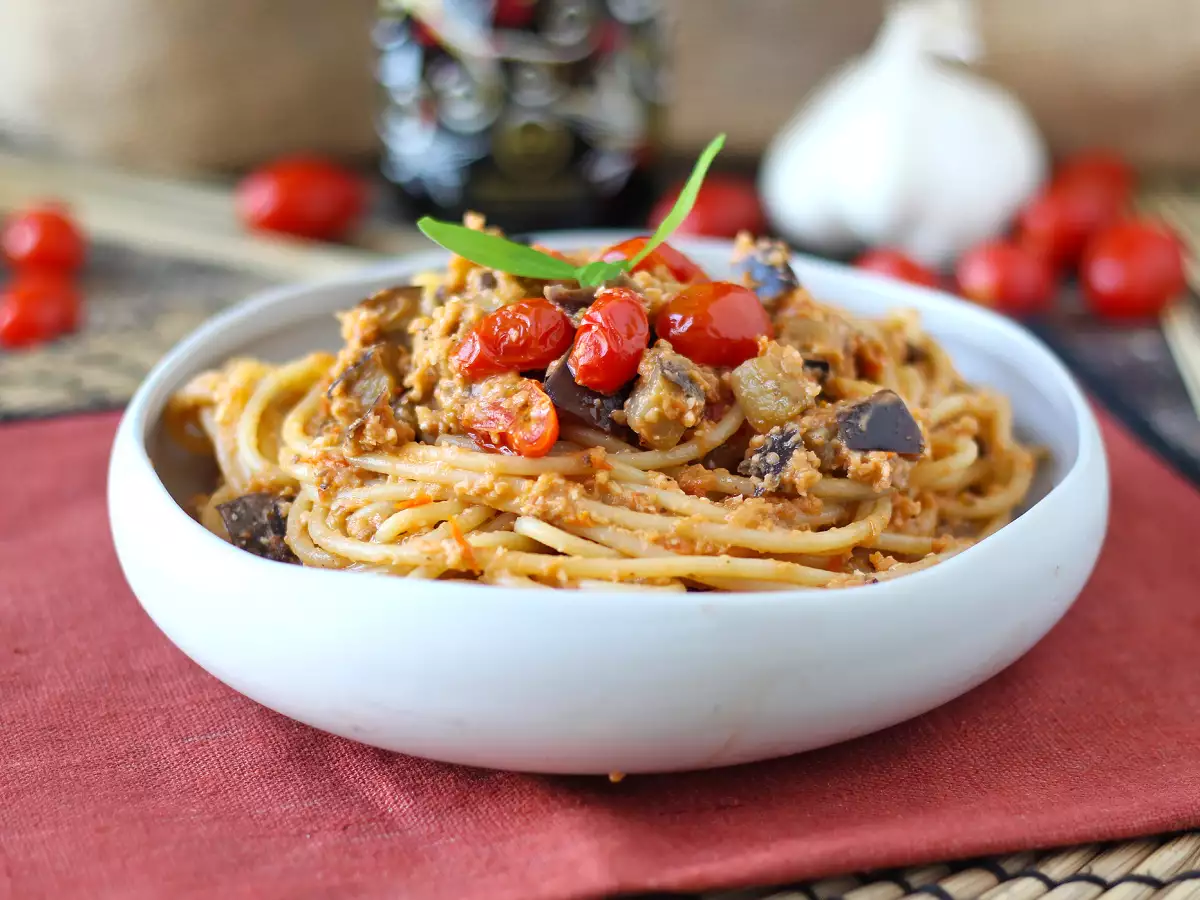 Ricetta Pasta con crema di melanzane e pomodorini: ricetta semplice e sfiziosa