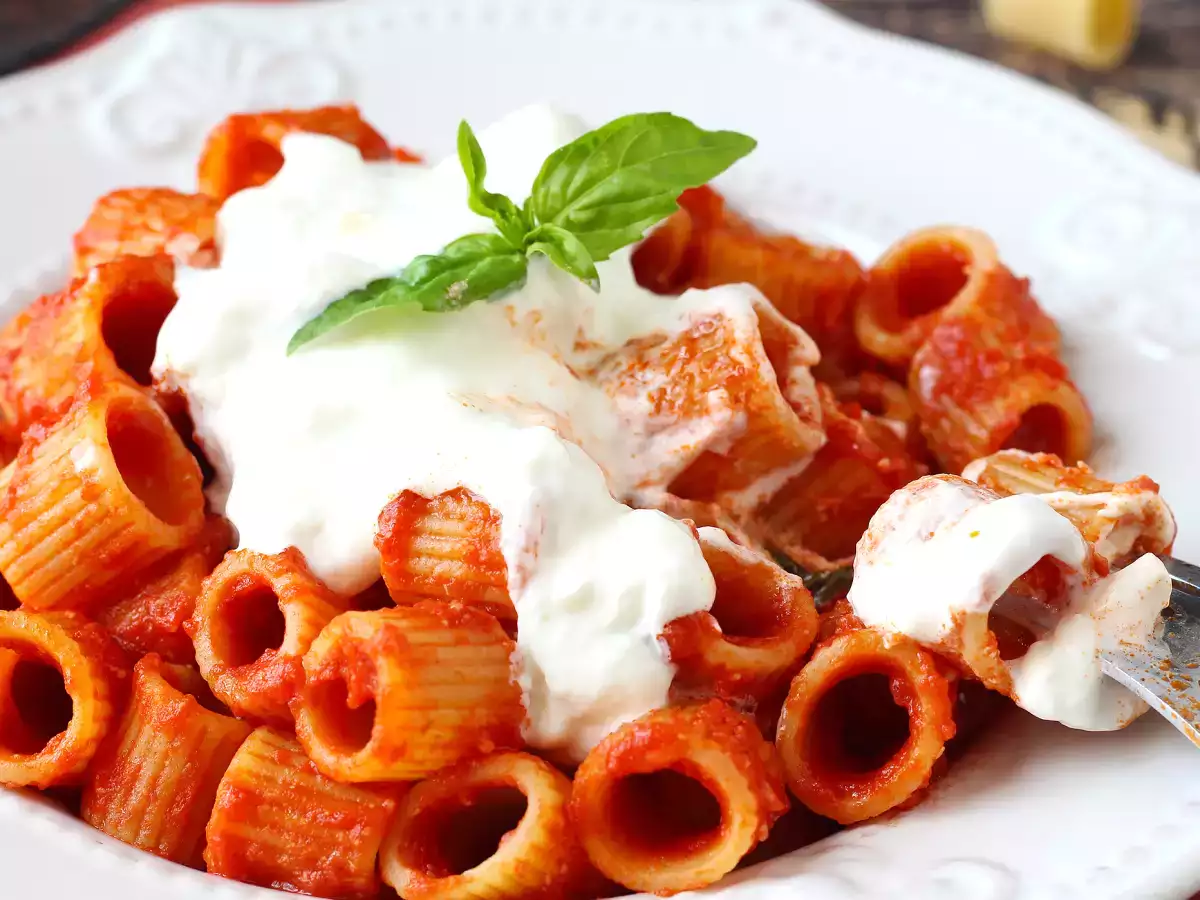 Ricetta Pasta con stracciatella e pomodoro cremosa: il primo piatto pronto in 10 minuti