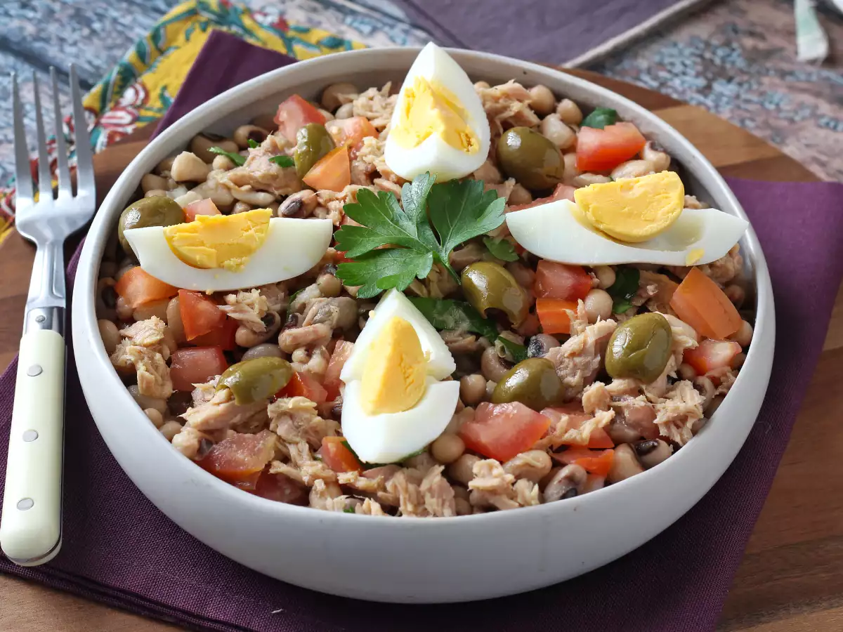 Ricetta Insalata di fagioli con tonno, uova e olive: la ricetta portoghese fresca e proteica