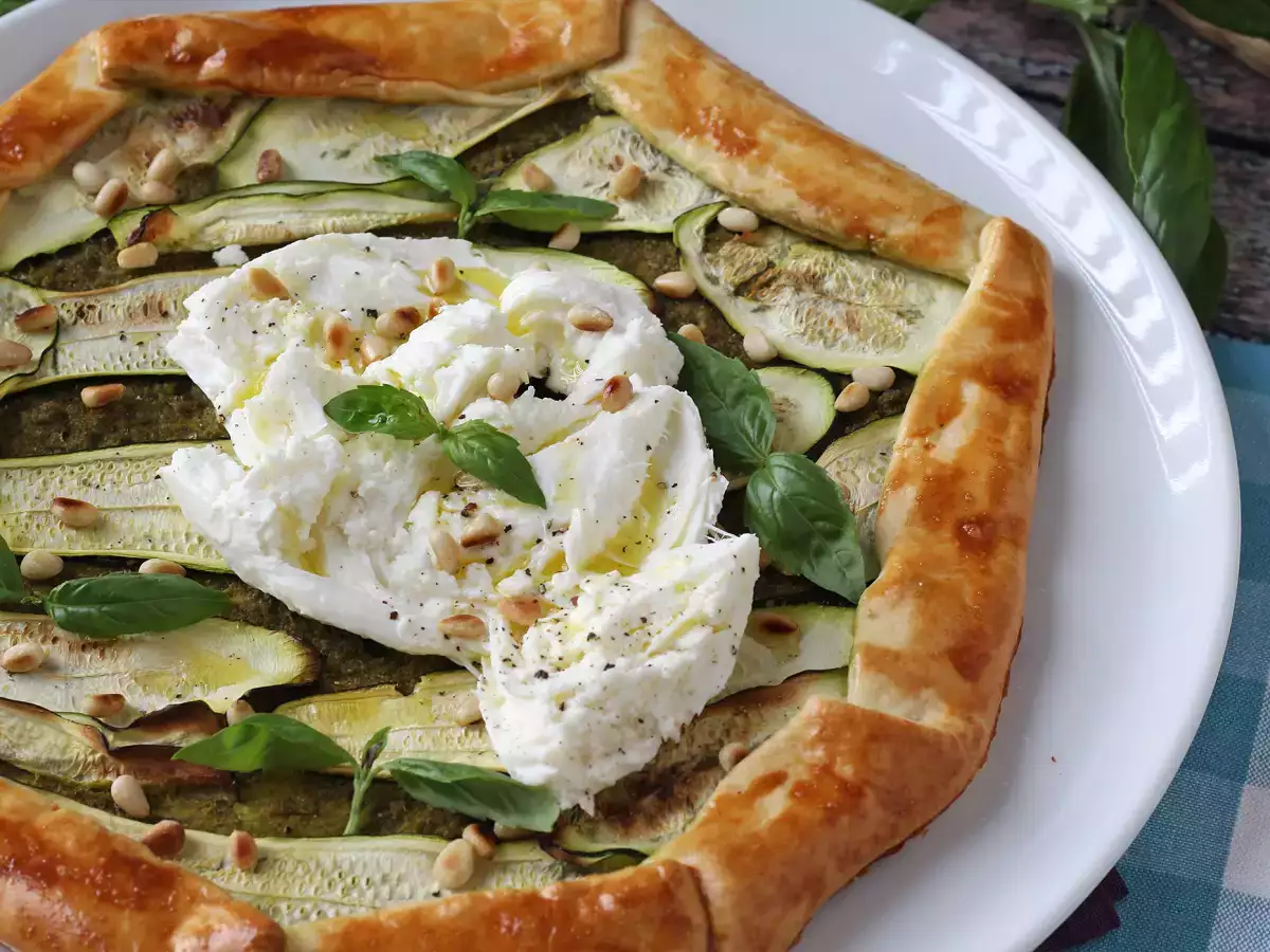 Ricetta Torta salata con pesto, zucchine e mozzarella: una ricetta facile che profuma d'estate!