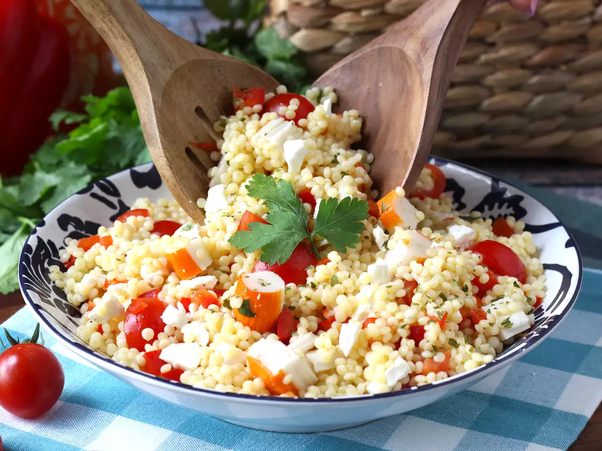 Ricetta Insalata di couscous perlato con surimi, pomodorini e feta: fresca e colorata