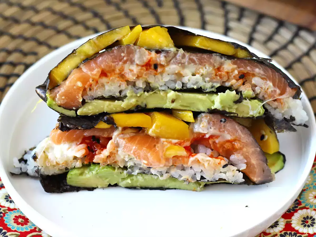 Ricetta Tramezzini di sushi con salmone, avocado e mango: freschi, originali e davvero golosi