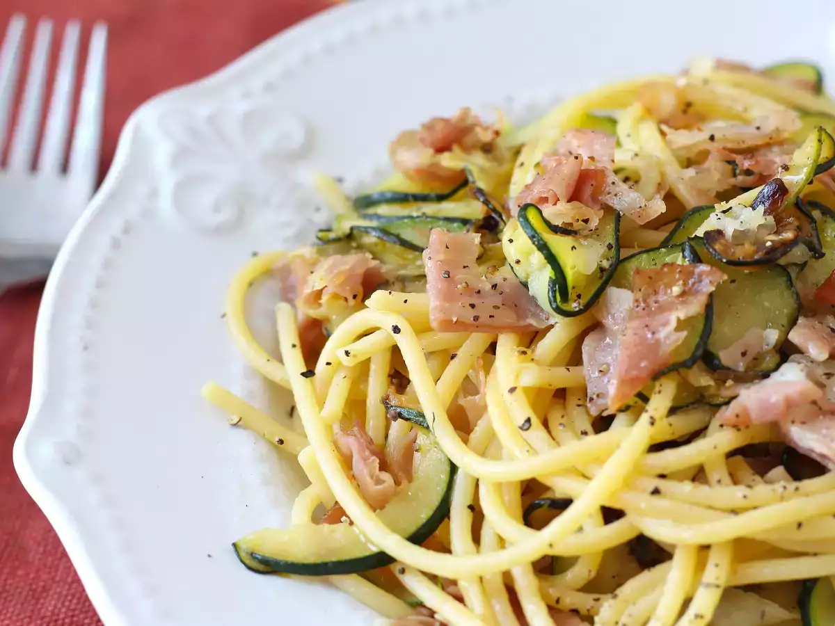 Ricetta Pasta con zucchine e speck croccante: ricetta facile salva pranzo e cena