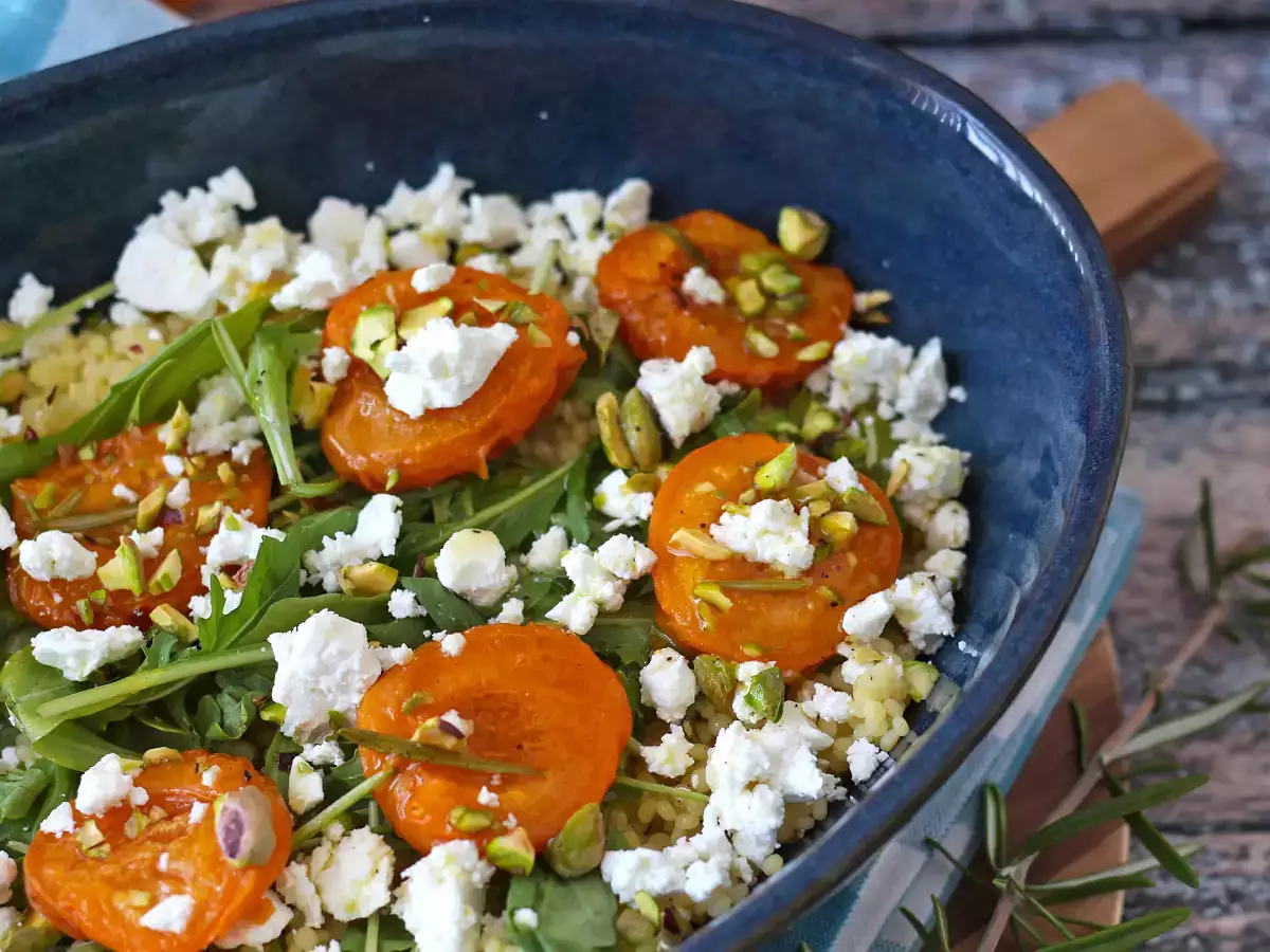 Ricetta Insalata di couscous perlato, albicocche arrostite, feta e rucola