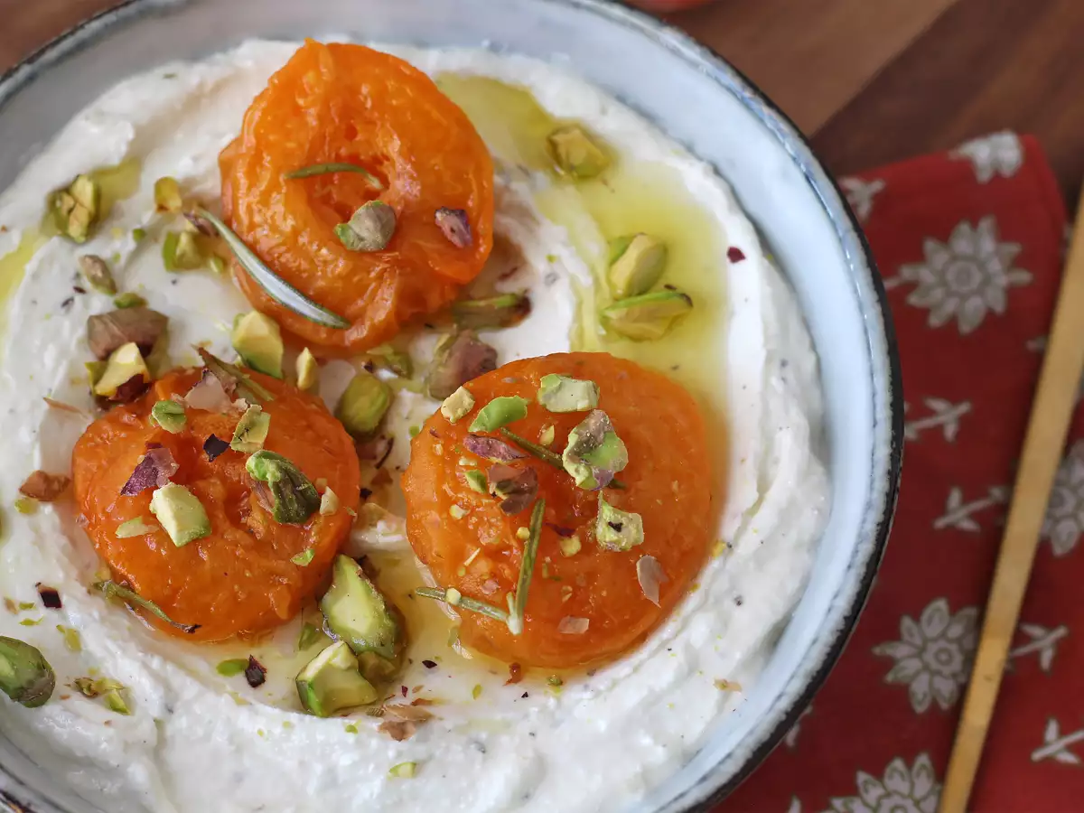 Ricetta Crema di feta con albicocche arrostite e pistacchi