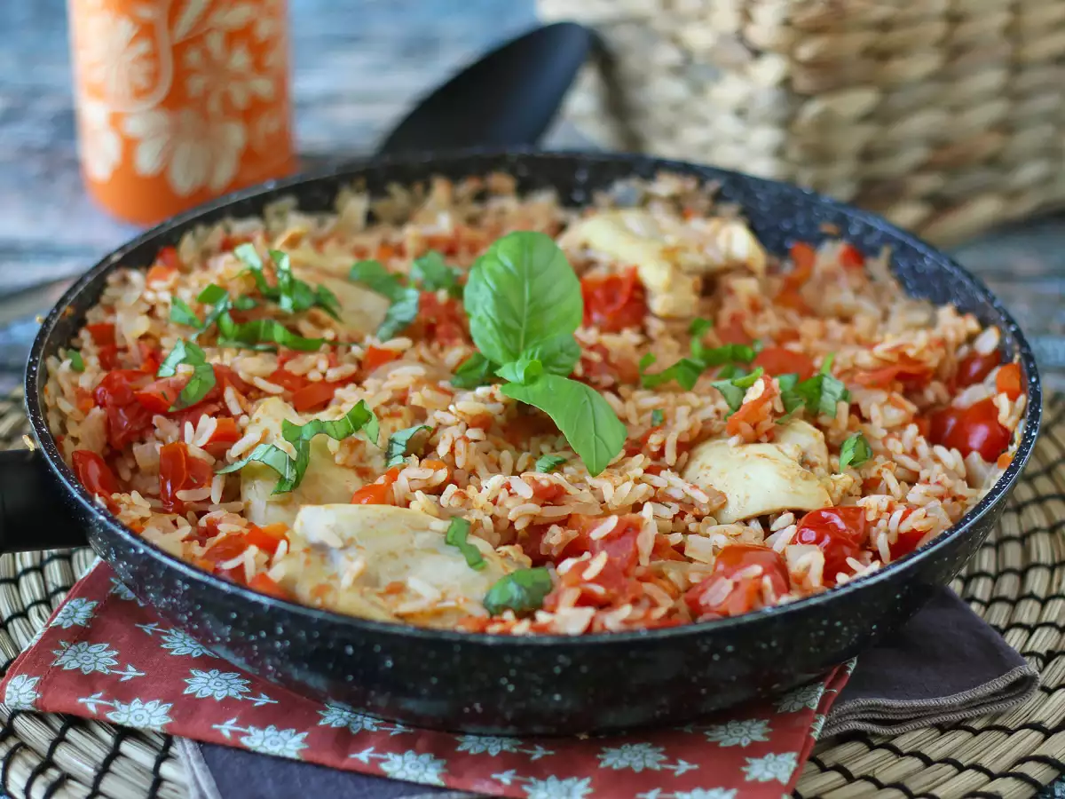 Ricetta One pot con pollo, riso al pomodoro e peperoni
