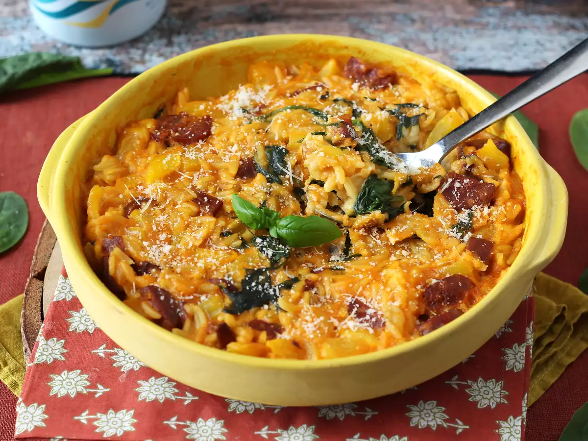 Ricetta Risoni al forno one pot con peperoni, chorizo e spinaci