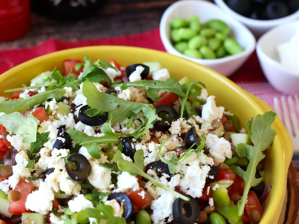 Ricetta Insalata di lenticchie, feta ed edamame con verdure croccanti