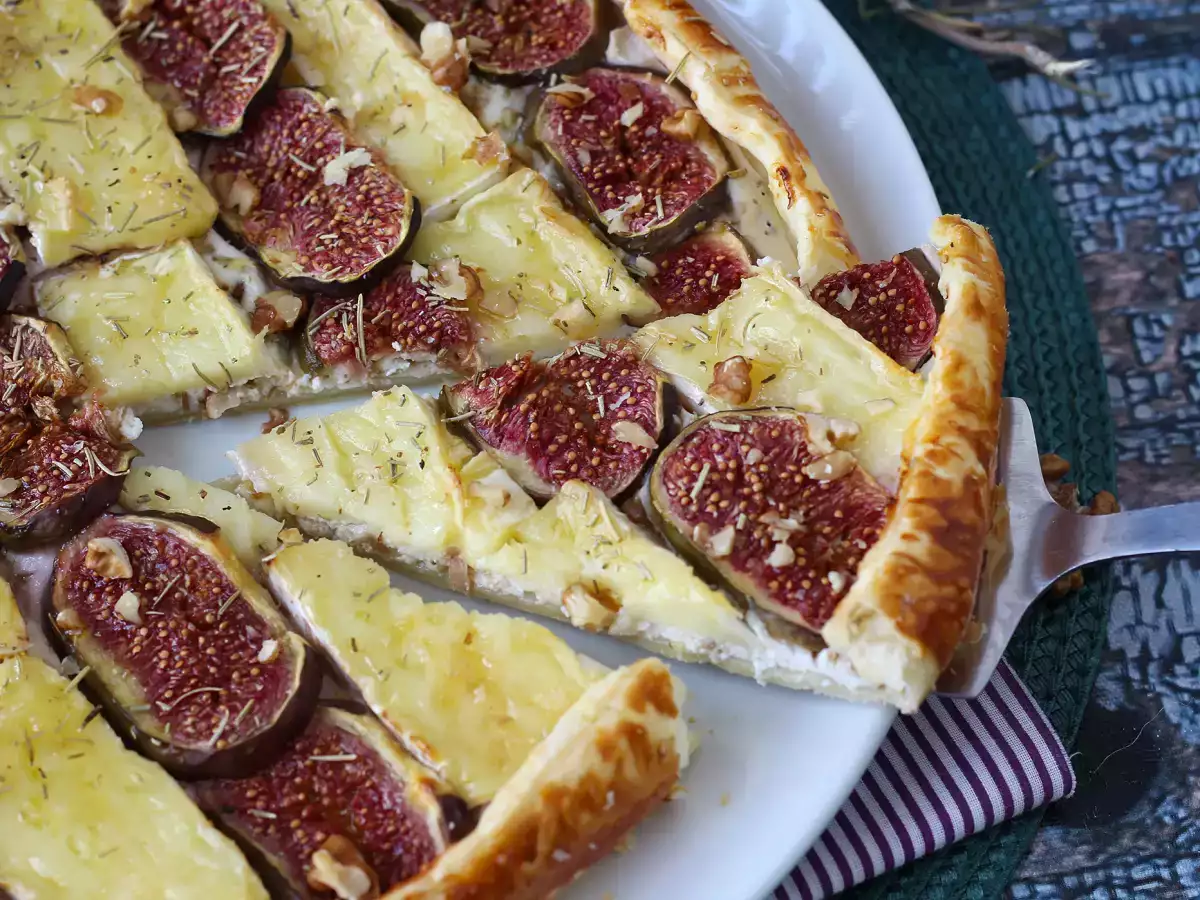 Ricetta Crostata agrodolce con fichi, brie e noci