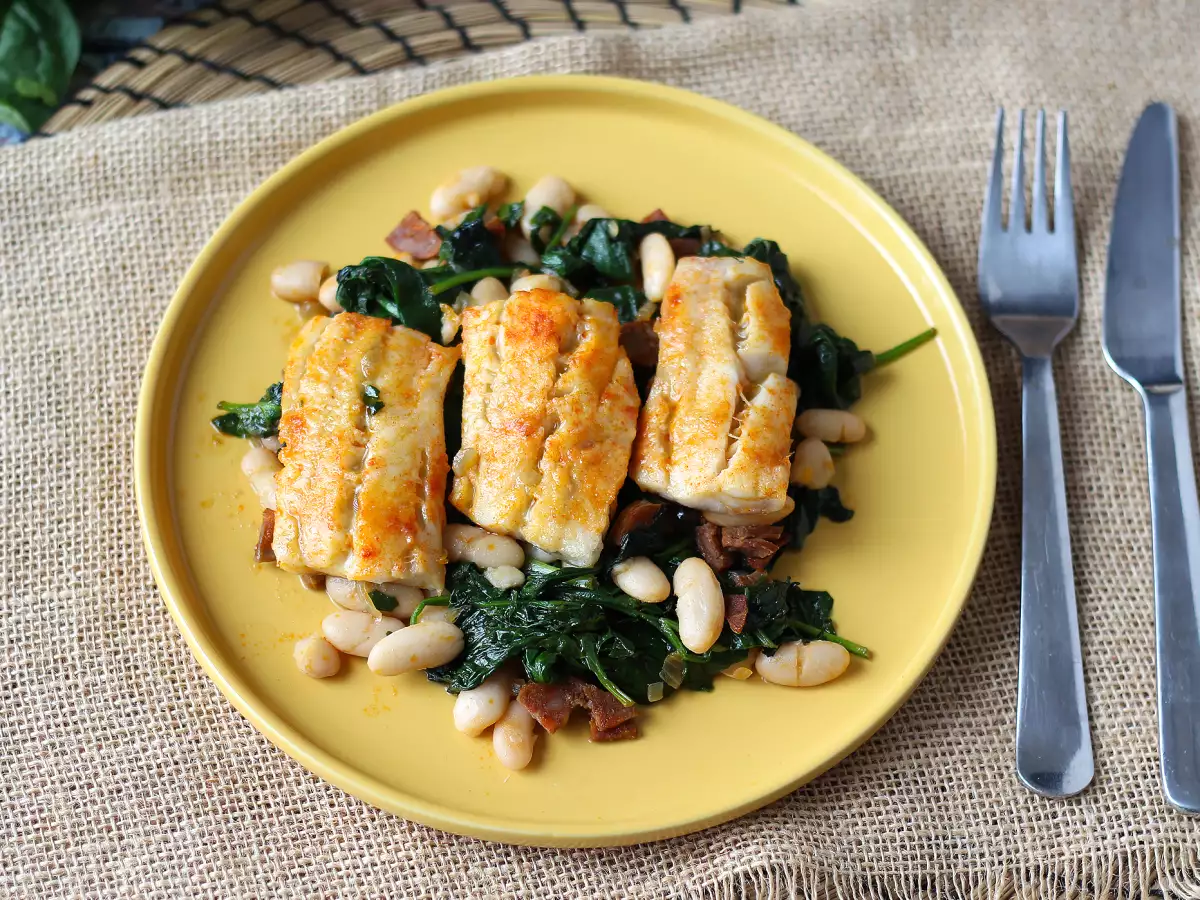 Ricetta Merluzzo in friggitrice ad aria con spinaci, fagioli e chorizo