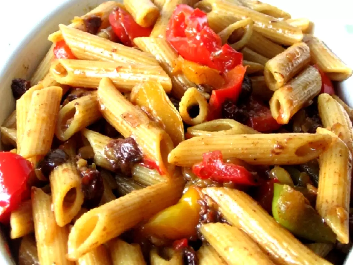 Ricetta Penne con peperoni, pinoli, uvetta e curry
