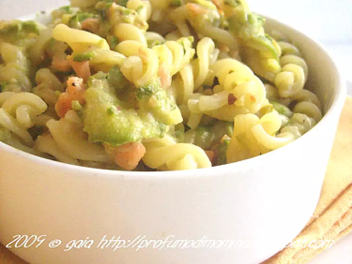 Ricetta Fusilli con zucchine, salmone e pistacchi