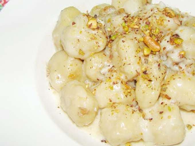 Gnocchi di patate al gorgonzola gratinati con provola, noci e pistacchi