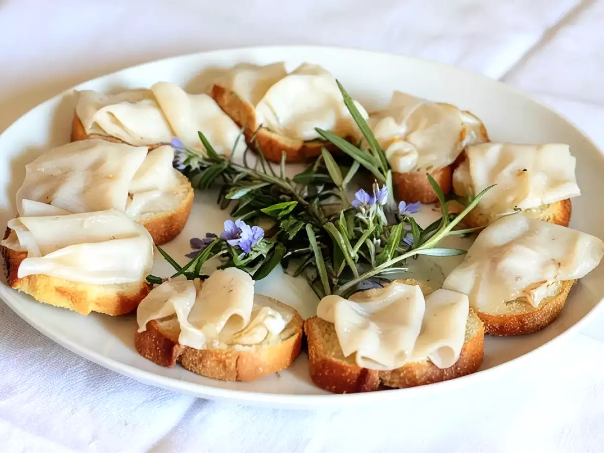 Ricetta Crostini al lardo di colonnata: la ricetta semplice per un antipasto irresistibile
